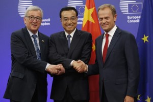 epa04823978 (L-R) EU Commission President Jean Claude Juncker, Chinese Premier Li Keqiang and EU Council President Donald Tusk at the start of the 17th bilateral EU China summit at the EU Council headquarters in Brussels, Belgium, 29 June 2015. Report states leaders will discuss political and economic relations, global challenges and regional and foreign policy issues.  EPA/JULIEN WARNAND Dostawca: PAP/EPA.
